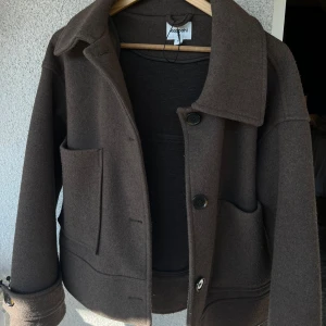 Höst/vårjacka från Kappahl  - Säljer denna så fina jackan från Kappahl i storlek M. Faller så snyggt på och är väldigt användbar nu inför kallare tider!! Lite nopprig, men fortfarande väldigt fint skick! 🤗 Skriv för bilder på :) 