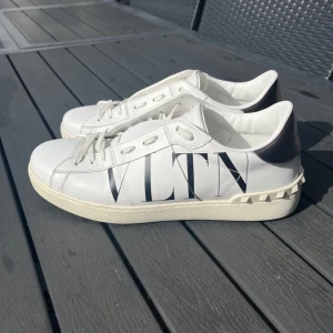 Valentino skor 42 - Tja! Säljer dessa stilrena Valentino opens med Valentino förkortningen ”VLTN” som tryck, Storlek 42 men passar från 41-43.  Og saker tillkommer.
