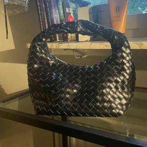 Gina väska - Säljer nu denna väska från Gina som är helt slutsåld på hemsidan den är helt ny fick hem den för 3 dagar sen aldrig använd