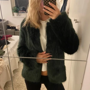 Mörkgrön pälsjacka 🥰 - En jättefin mörkgrön pälsjacka från Bershka💚💚storlek S 💚oanvänd 