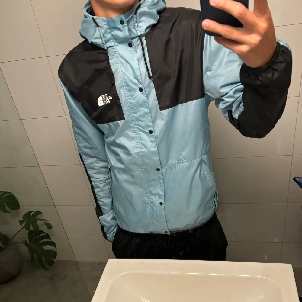 Säljer en svinfet vindjacka ifrån North Face! Använd hösten/ början på vintern förra året! Nästan som ny men såklart använd Bara höra av sig vid funderingar:). Jackor.