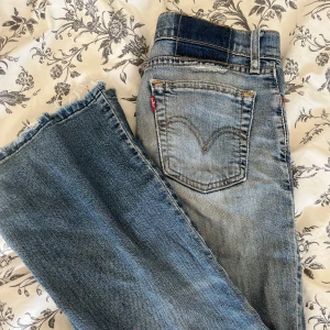 Levis jeans  - Säljer mina skitsnygga Levis jeans då dom tyvärr är för små! Har tappat lappen där bak men annars bra skick! 😇