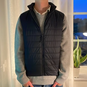 Zara väst  - En blå väst från zara. Säljes för 190 kr. Storlek S, bra skick.