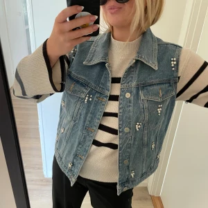 Jeans väst  - Jeans väst med detaljer på framsidan. Detaljerna ser man på sista bilden. 