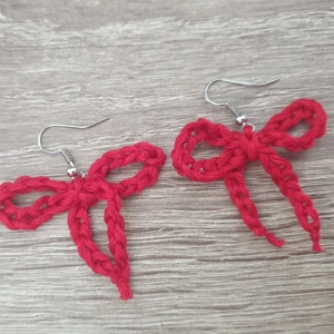 Rosett örhängen - Virkade rosett örhängen i vinröd färg. Silverfärgat hänge