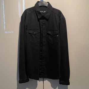 Replay overshirt - Overshirt som blivit för smal för liten. Passform till S och M med tröja under. Relativt oanvänd och i fräscht skick. Pris kan diskuteras.