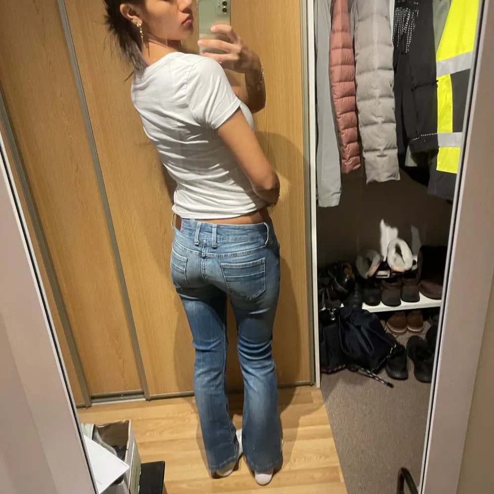 (14) Lågmidjade bootcut jeans med stretch. Midjemått rakt över 34 cm, innerbenslängd: 75 cm🩵. Jeans & Byxor.