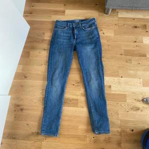 Säljer dessa feta jeans till et bra pris. Storleken sitter som 32/30. Straight/slim fit. Kontakta vid fler frågor🤝