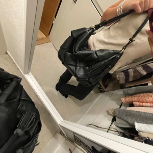 Axelväska - Superfin rymlig väska. Knappt använd. Köpt i Finland så vet ej märket.🖤