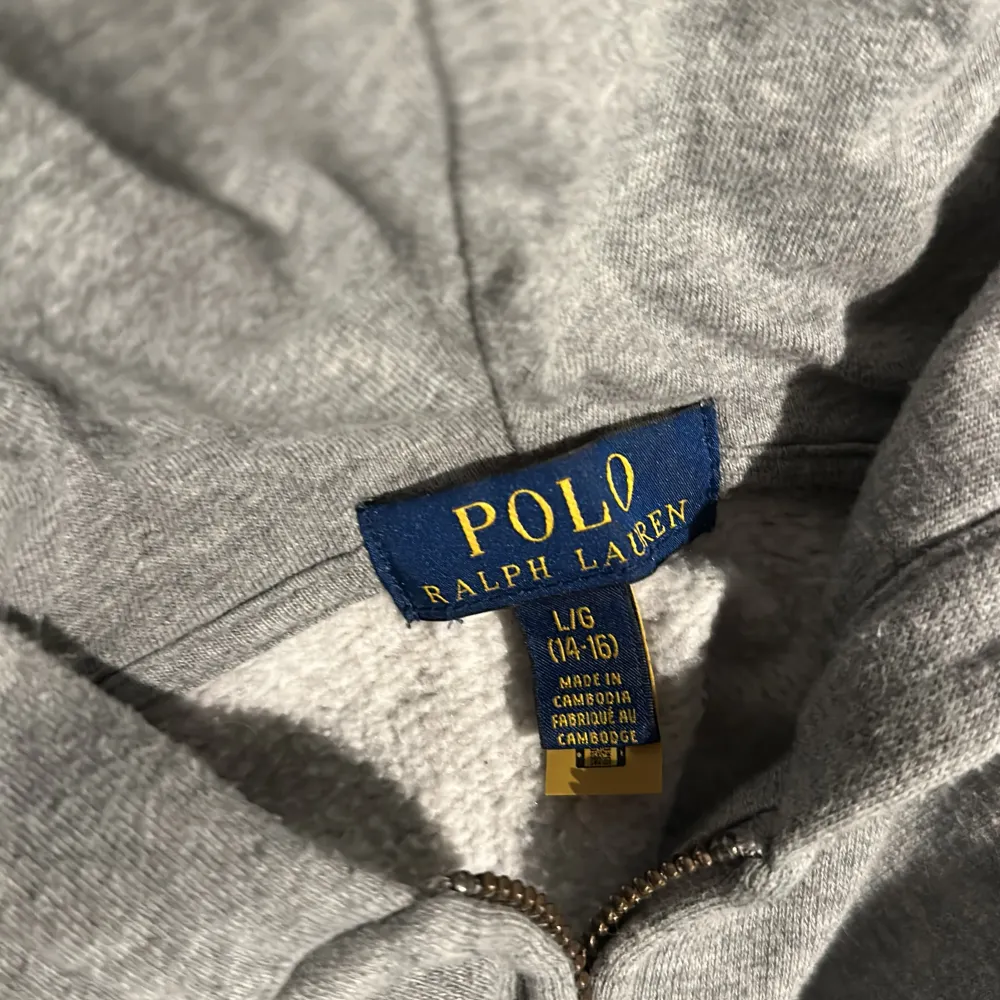 Grå Ralph lauren zip tröja. Storlek 14-16 år/ xs. Använd endast en gång. Pris kan diskuteras. Hoodies.