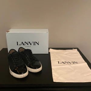 Lanvin Captoe - Tja säljer nu dessa riktigt stilrena lanvins! Skick 9,5/10! Nypris 5300kr, mitt pris 3000kr. Priset är ej hugget i sten utan går att diskutera. Skriv vid mer frågor!