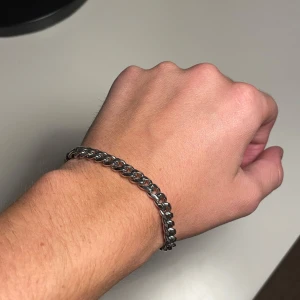 Armband från Edblad - Säljer mitt kedjearmband från Edblad. Det är i väldigt gott skick och är i Edblads storlek Large, dvs 20-21 cm i innerlängd.