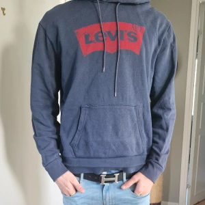 Levi's hoodie - Huvtröja Levis i bra skick. Marinblå med röd logo 