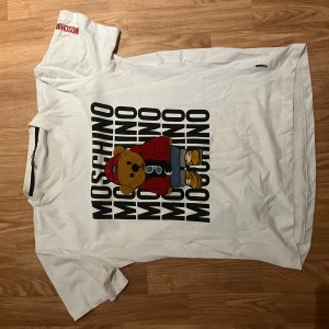 Moschino T-Shirt - Moschino tröja med Scan, pris kan diskuteras 