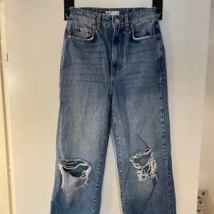 Blåa raka jeans med hål i  - Använda endast 1 gång  