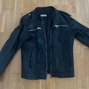 Skinnjacka herr  - En skinnjacka i perfekt skick, jag köpte den för 3000kr men säljer den nu pga stilbyte. 