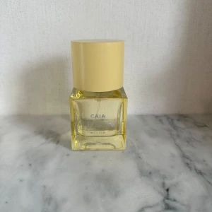 Caia Le soir parfym limited edition 50 ml - OANVÄND! Toppnoter: Bergamott, Apelsin, Äppelblom, Svart vinbär Hjärtnoter: Jasmine, Natthyacint, Liljekonvalj, Heliotrop Basnoter: Bärnsten, Vanilj, Mysk  Eau de parfum 50 ml