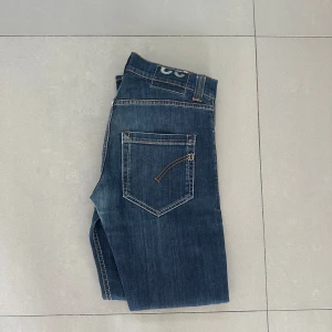 dondup jeans - ett par riktigt najs dondup jeans, helt nya, strlk 32, modell slimfit , modellen är 177cm, väger 55! hör av er vid intresse!