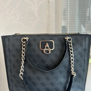 GUESS handväska  - Använd några gånger  Nypris 1435kr 