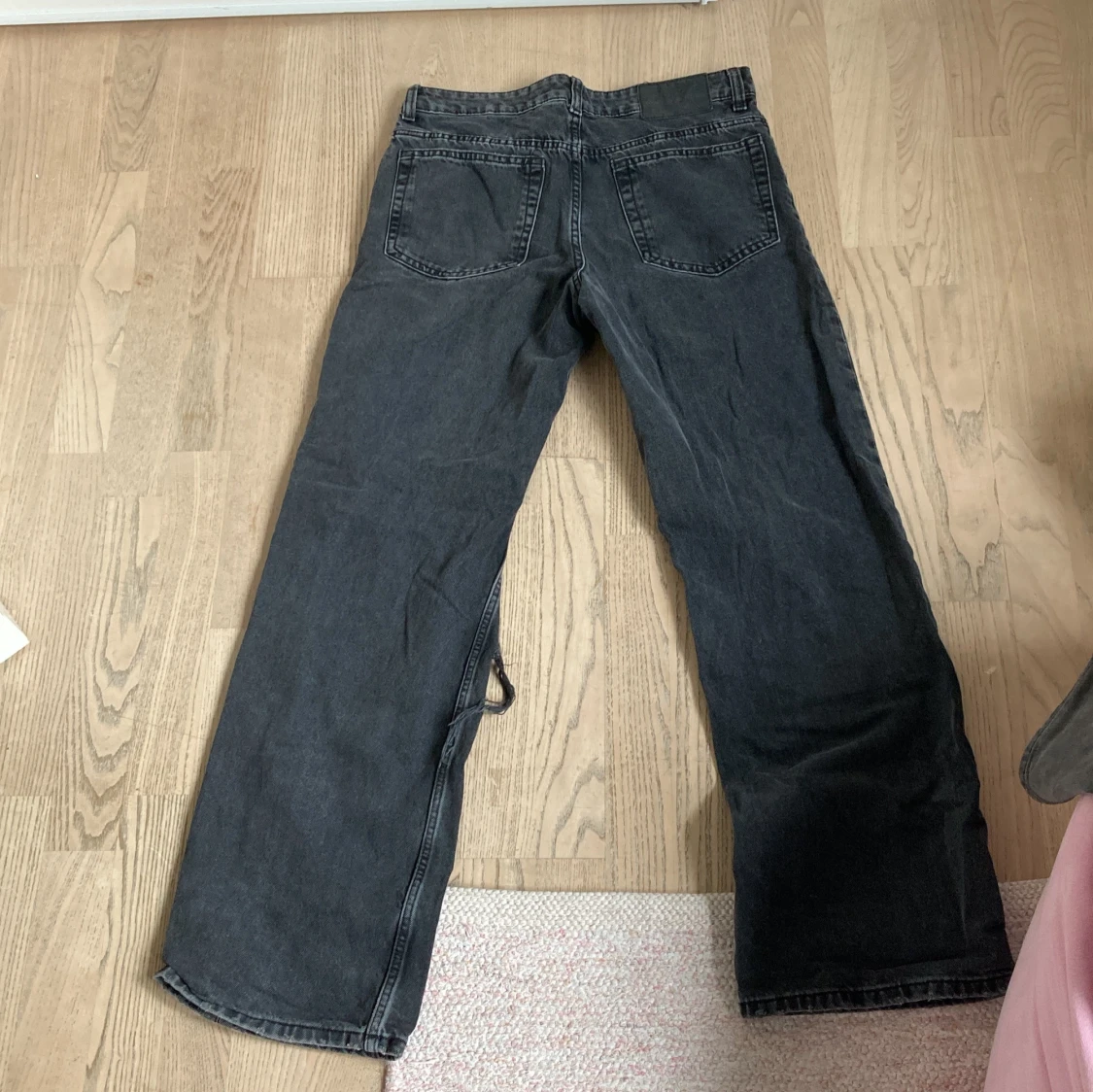 Svarta högmidjade jeanse  - 90