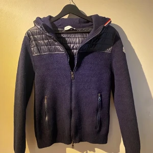 Moncler Cardigan Stickad - Stilren Moncler Cardigan. Bra för hösten och våren. I storlek M passar även S.