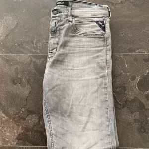 Replay jeans.  - Hej. Säljer dessa replay jeans i modellen THAD. uppskattad storlek är 29/30... Säljs för 249kr.  Hör gärna av er vid frågor.   Mvh...