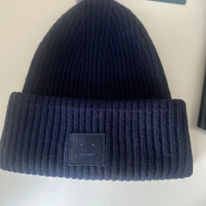 Acne mössa - Säljer min mörkblå acne mössa nu till vintern då den inte kommit till användning, den är i jätte bra skick och har inga defekter.💙