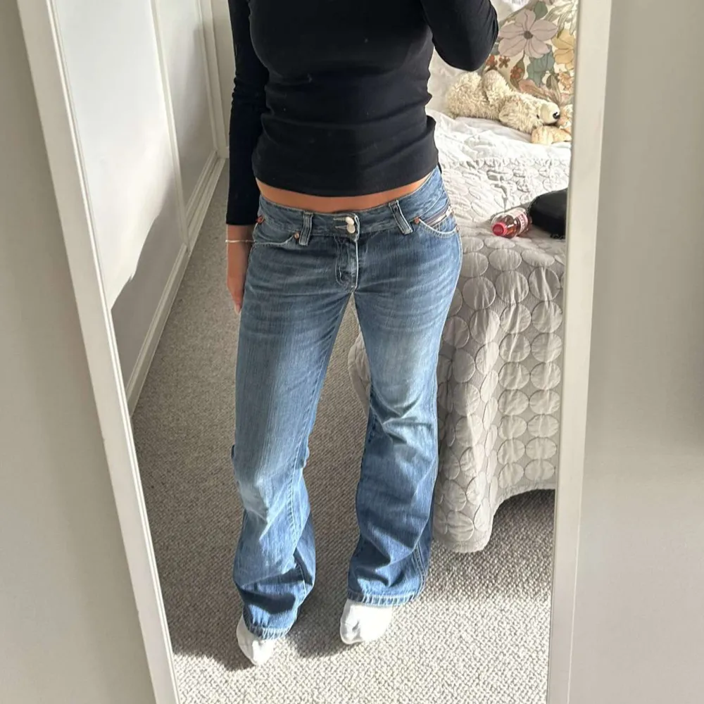 Sjukt snygga lågmidjade jeans ifrån märket freesoul. Jätte fint skick men är tyvärr för små på mig då de är väldigt ostretchiga. Storleken är 30/34 men otroligt små i storlek så skulle snarare säga  27/34. Midjemått 41 cm & inte stretchiga. Jeans & Byxor.