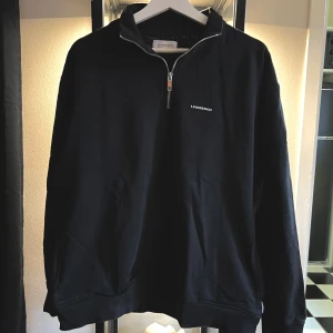 Lindbergh Svart Halv-Zip - ⭐️En fin svart halv-zip från Lindbergh med sidofickor ⭐️Storlek L ⭐️Säljs på flera sidor