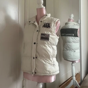 Väst  - Väst med coola detaljer. I storlek M men passar XS-M🤍