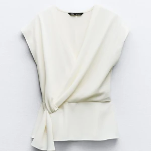 zara topp - typ helt oanvänd, säljer för den inte passa mig 😇😇