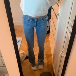 Snygga lågmidjade jeans från only! L34, använda nån gång och lite slitna nere vid hälen men det syns knappt 🤍