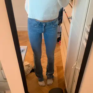 Snygga lågmidjade jeans från only! L34, använda nån gång och lite slitna nere vid hälen men det syns knappt 🤍