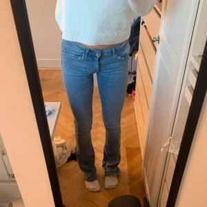 Bootcut jeans - Snygga lågmidjade jeans från only! L34, använda nån gång och lite slitna nere vid hälen men det syns knappt 🤍