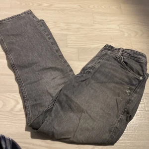 Gråa jeans  - Tjena, säljer mina Jack and Jones jeans(loose fit). De är i storlek w27 L30. Ställ gärna frågor om ni har några. Obs‼️de är lite sönder. Pris kan diskuteras