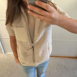 Teddy väst - I mycket bra skick, jag är 171 för referens❣️ köp görna genom köp nu🥰
