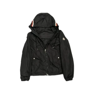 Moncler - Säljer den för den har blivit för liten
