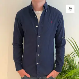 Ralph lauren skjorta | Skick - 9,5/10 | Size - S | Pris - 549kr | Modell - Slim fit | Modellen är ca 182cm lång | Fraktar via postnord eller instabox på köparens bekostnad | Hör av dig vid minsta fråga eller fundering // 