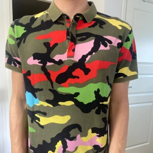 Valentino pike - Säljer nu en valentino piké i jätte bra skick 8/10. Kan självklart lösa fler bilder så tveka på att höra av dig vid frågor eller funderingar.