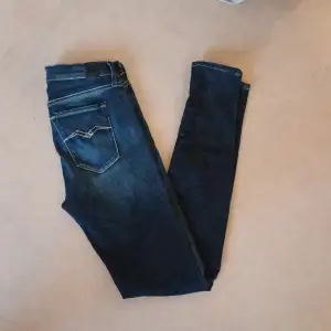 Replay jeans 27/30 säljer för att dem var för små.