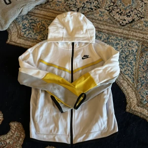 Nike tech fleece vit L barn - Aldrig använd, nypris 1299kr mitt pris, 399. Pris är diskuterbart.