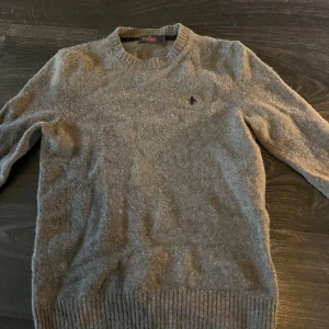 Morris tröja  - Säljer en sjukt fet morris tröja. Köptes ny för 1599. Tröjan har endast blivit testad och är i ett nytt skick. Tröjan har minskat i storlek efter att den har tvättats fel. den sitter nu tajtare. Storlek S men sitter närmare xs! Inte fast pris! 