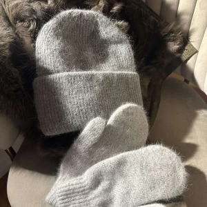 Gråa mössor och vantar  - Gråa mohair mössor och vantar🤍  Pris: 279 kr för en mössa, 239 för vantar och ett sett för 469 kr🌟 Beställ genom att skriva till oss.