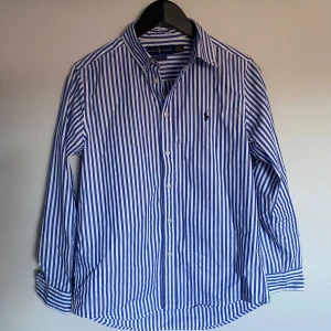 Ralph lauren skjorta - Säljer denna Ralph lauren skjorta som endast har används några få tal gånger. Skjorta har inga defekter och är i mycket bra skick. Om du har några funderingar så är det bara att höra av sig