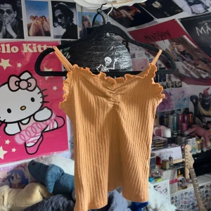 Orange top🧡🧡 - En orange top i bra skick kan justera i längden och den är jätte stretching 