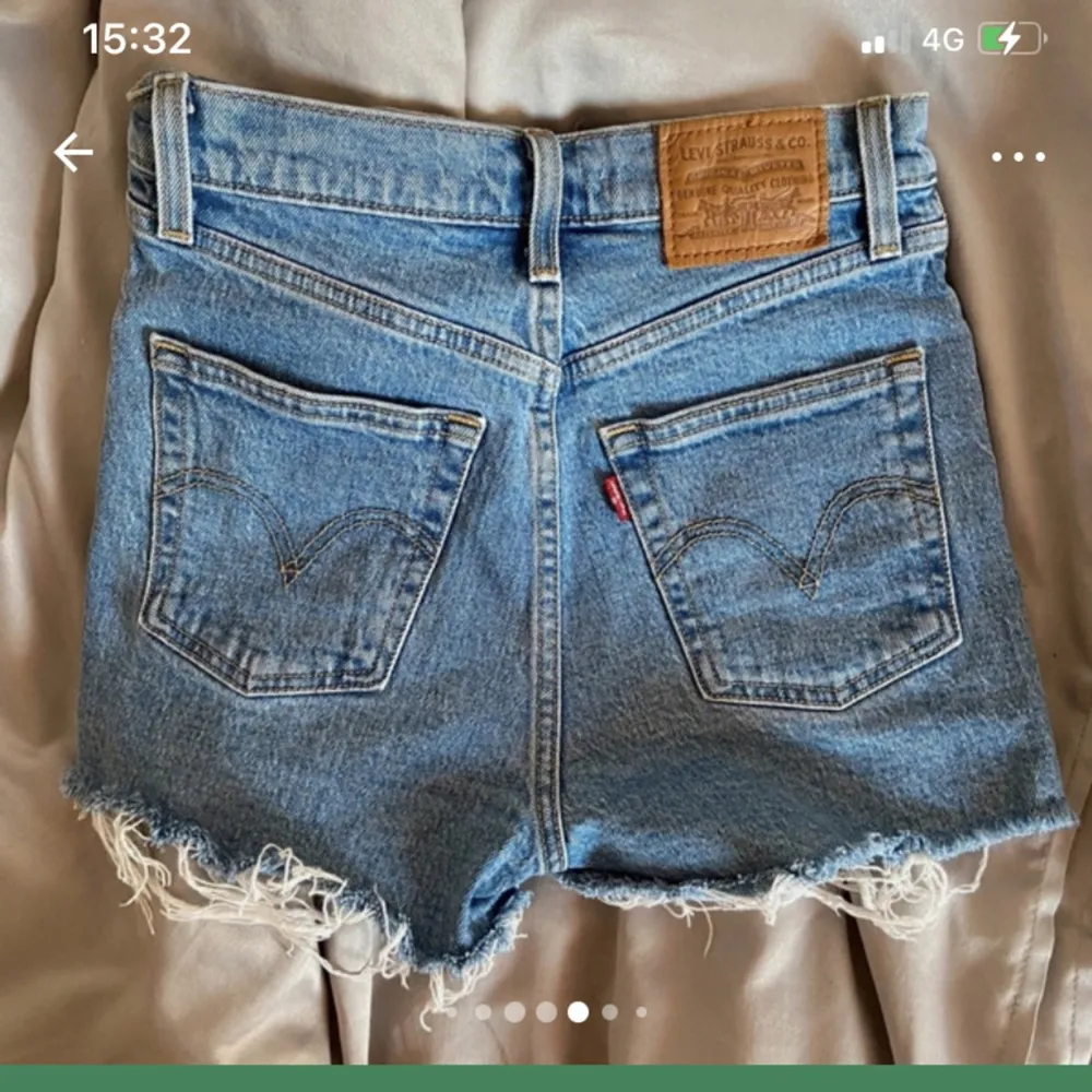 Lånade bilder från tjejen jag köpte dom av. Är i modellen rib cage, storlek 25 i midjan. Köpta second hand, men är stort sett i nyskick!. Shortsit.