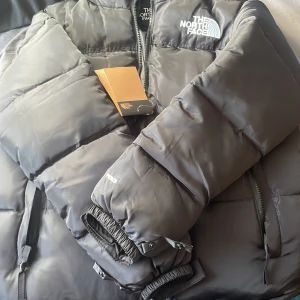 TNF puffer jacka - Helt ny oanvänd, stl S priset kan diskuteras vid snabb affär.