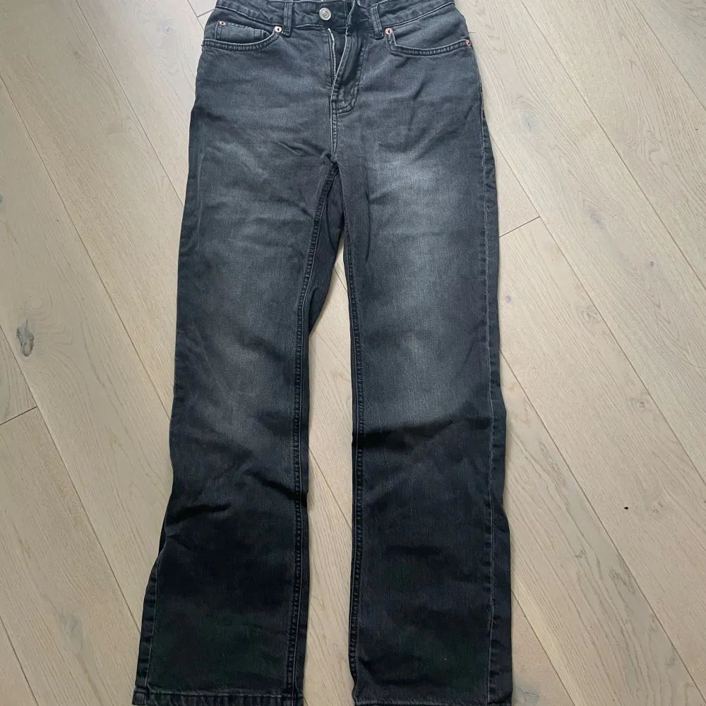 Säljer ett par snygga grå jeans från Stradivarius. De är högmidjade och har en straight passform som ger en klassisk look. . Jeans & Byxor.