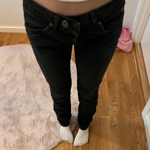 Jeans💋 - Fina jeans 💗människan på bild är 165 cm lång och sitter bra!