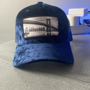 Blå velvet keps - Säljer min velvet keps ifrån hatstore nu pga att den inte passade mitt huvud. Den e helt ny fick den idag så den är nästan aldrig använd. Köpte den för 400 säljer för 350 inklusive frakt